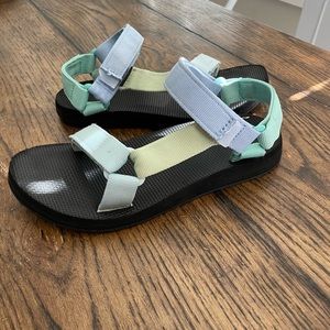 Women’s Tevas